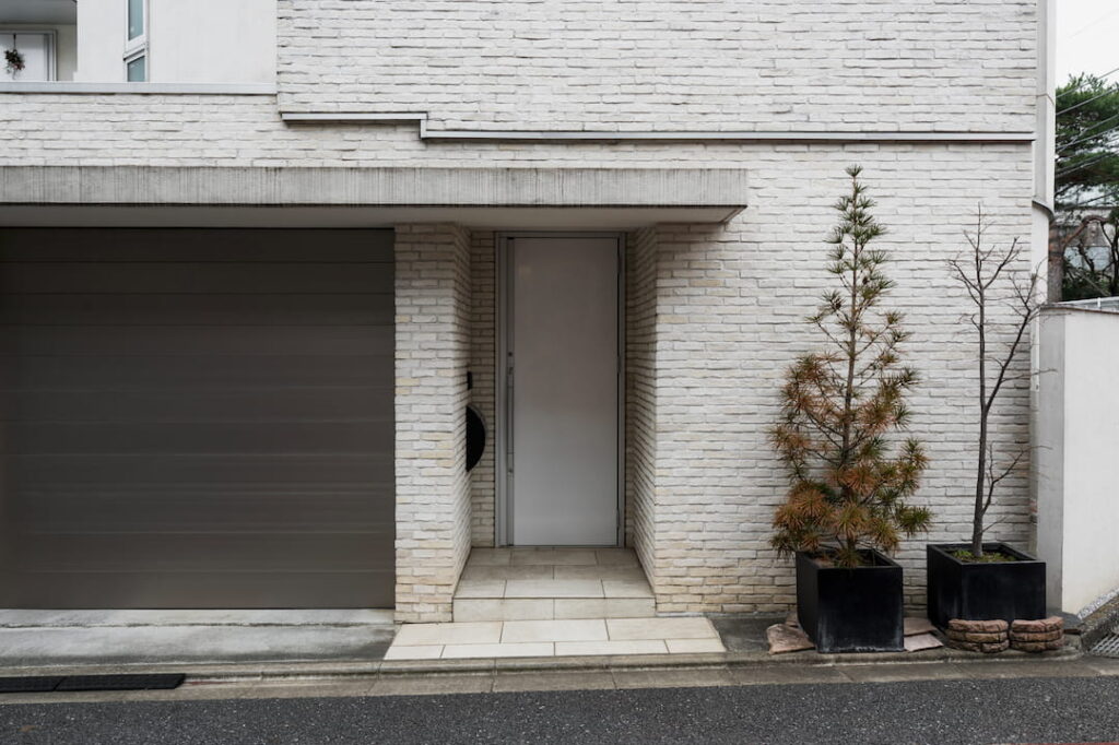 japanese-culture-house-entrance-plant1-1024x682